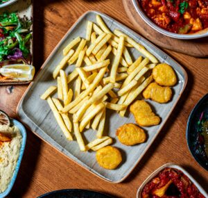 CHICKEN NUGGETS & CHIPS